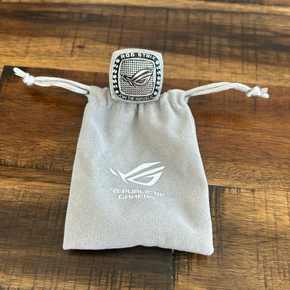 Men’s Republic of Gamers ring. Silver and black with 6 crystals.